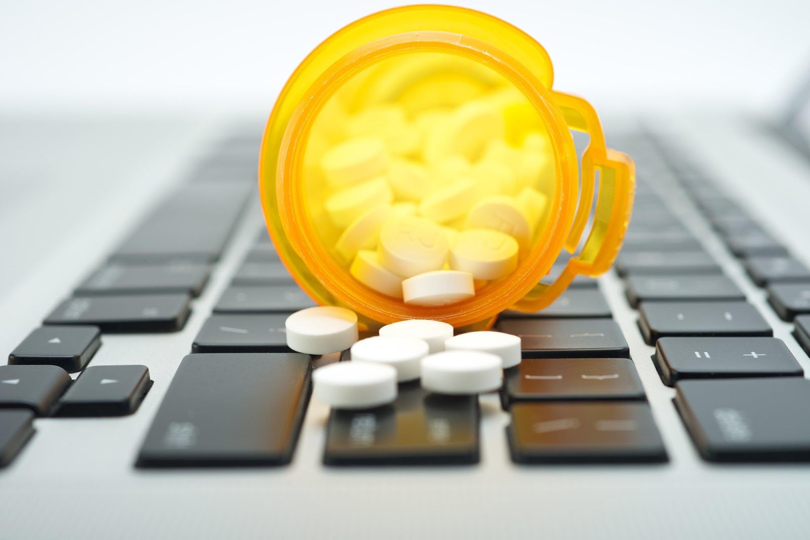 the-pros-and-cons-of-buying-medications-from-online-pharmacies-tech